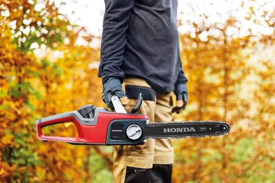 Honda_Cordless_2024_Lifestyle_Chainsaw_06.webp